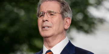 El secretario del Tesoro de Estados Unidos, Scott Bessent, habla durante una entrevista con Fox News frente a la Casa Blanca, el 30 de julio de 2026, en Washington. (Foto AP/Julia Demaree Nikhinson)