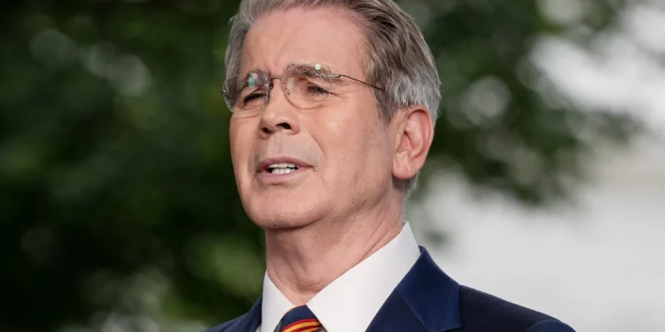 El secretario del Tesoro de Estados Unidos, Scott Bessent, habla durante una entrevista con Fox News frente a la Casa Blanca, el 30 de julio de 2026, en Washington. (Foto AP/Julia Demaree Nikhinson)