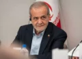 El presidente iraní, Masoud Pezeshkian, responde a las preguntas de los medios de comunicación durante una rueda de prensa en Nueva York el 26 de septiembre de 2025. (Foto AP/Angelina Katsanis)