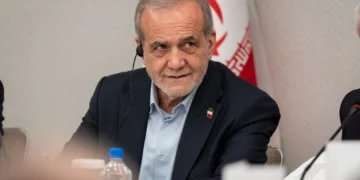 El presidente iraní, Masoud Pezeshkian, responde a las preguntas de los medios de comunicación durante una rueda de prensa en Nueva York el 26 de septiembre de 2025. (Foto AP/Angelina Katsanis)