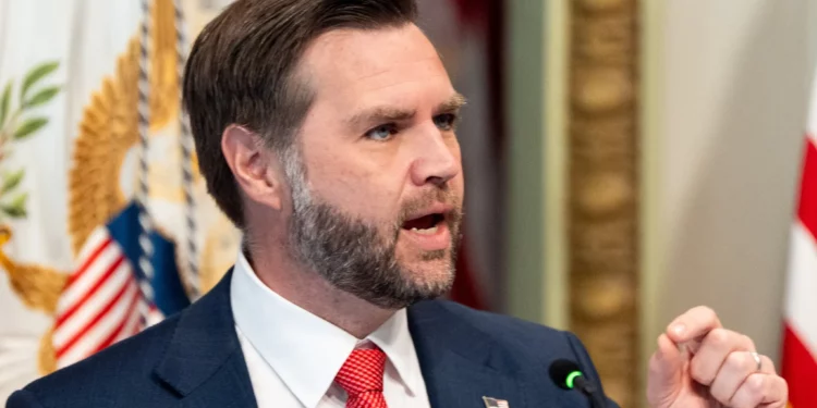 El vicepresidente de Estados Unidos, JD Vance, interviene durante una mesa redonda celebrada en el Edificio de Oficinas Ejecutivas Eisenhower, en el recinto de la Casa Blanca, el 5 de agosto de 2026, en Washington. (Foto AP/Alex Brandon)