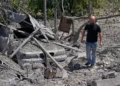 Un hombre inspecciona el lugar donde se encontraba una casa destruida tras un ataque aéreo israelí en la aldea de Burj al-Shamali, en el sur del Líbano, el 6 de agosto de 2026. (AP/Mohammed Zaatari)