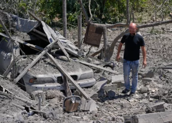 Un hombre inspecciona el lugar donde se encontraba una casa destruida tras un ataque aéreo israelí en la aldea de Burj al-Shamali, en el sur del Líbano, el 6 de agosto de 2026. (AP/Mohammed Zaatari)