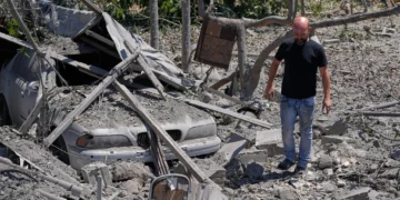 Un hombre inspecciona el lugar donde se encontraba una casa destruida tras un ataque aéreo israelí en la aldea de Burj al-Shamali, en el sur del Líbano, el 6 de agosto de 2026. (AP/Mohammed Zaatari)