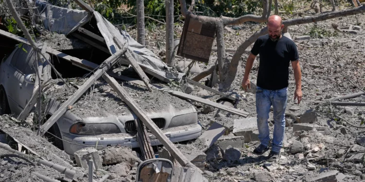 Un hombre inspecciona el lugar donde se encontraba una casa destruida tras un ataque aéreo israelí en la aldea de Burj al-Shamali, en el sur del Líbano, el 6 de agosto de 2026. (AP/Mohammed Zaatari)