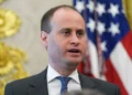 El secretario de personal de la Casa Blanca, Will Scharf, habla durante un evento con el presidente estadounidense Donald Trump en el Despacho Oval de la Casa Blanca, el 6 de agosto de 2026, en Washington. (AP/Alex Brandon)