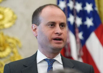 El secretario de personal de la Casa Blanca, Will Scharf, habla durante un evento con el presidente estadounidense Donald Trump en el Despacho Oval de la Casa Blanca, el 6 de agosto de 2026, en Washington. (AP/Alex Brandon)