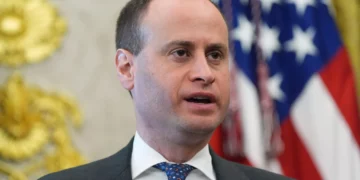 El secretario de personal de la Casa Blanca, Will Scharf, habla durante un evento con el presidente estadounidense Donald Trump en el Despacho Oval de la Casa Blanca, el 6 de agosto de 2026, en Washington. (AP/Alex Brandon)