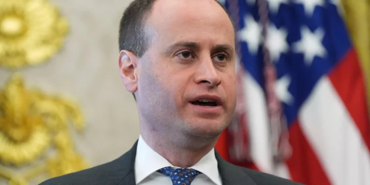 El secretario de personal de la Casa Blanca, Will Scharf, habla durante un evento con el presidente estadounidense Donald Trump en el Despacho Oval de la Casa Blanca, el 6 de agosto de 2026, en Washington. (AP/Alex Brandon)
