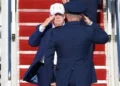 El presidente de Estados Unidos, Donald Trump (izquierda), es recibido por el coronel de la Fuerza Aérea Christopher M. Robinson, comandante del 89.º Ala de Transporte Aéreo, tras bajar las escaleras del Air Force One a su llegada a la Base Conjunta Andrews, Maryland, el 9 de agosto de 2026. (Foto AP/Luis M. Alvarez)