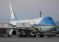Camiones de catering están estacionados junto al Air Force One en la pista mientras la caravana que transporta al presidente estadounidense Donald Trump llega a la pista para partir tras la cumbre de la OTAN en el Aeropuerto Internacional de Ankara, en Ankara, Turquía, el 8 de julio de 2026. (Foto AP/Alex Brandon)
