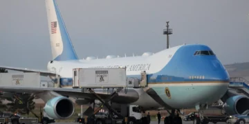 Camiones de catering están estacionados junto al Air Force One en la pista mientras la caravana que transporta al presidente estadounidense Donald Trump llega a la pista para partir tras la cumbre de la OTAN en el Aeropuerto Internacional de Ankara, en Ankara, Turquía, el 8 de julio de 2026. (Foto AP/Alex Brandon)