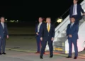 Mientras el secretario de Defensa, Pete Hegseth, observa a la izquierda, el presidente estadounidense Donald Trump baja del Air Force One para hacer transbordo en la base aérea RAF Mildenhall, en Suffolk, al este de Inglaterra, de regreso a Washington tras la cumbre de la OTAN en Ankara, Turquía, el 8 de julio de 2026. (Foto AP/Alex Brandon)