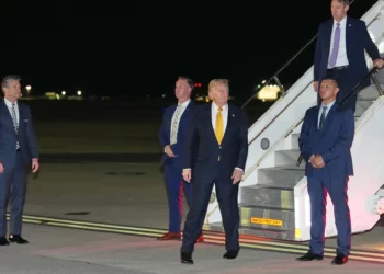 Mientras el secretario de Defensa, Pete Hegseth, observa a la izquierda, el presidente estadounidense Donald Trump baja del Air Force One para hacer transbordo en la base aérea RAF Mildenhall, en Suffolk, al este de Inglaterra, de regreso a Washington tras la cumbre de la OTAN en Ankara, Turquía, el 8 de julio de 2026. (Foto AP/Alex Brandon)