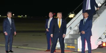 Mientras el secretario de Defensa, Pete Hegseth, observa a la izquierda, el presidente estadounidense Donald Trump baja del Air Force One para hacer transbordo en la base aérea RAF Mildenhall, en Suffolk, al este de Inglaterra, de regreso a Washington tras la cumbre de la OTAN en Ankara, Turquía, el 8 de julio de 2026. (Foto AP/Alex Brandon)