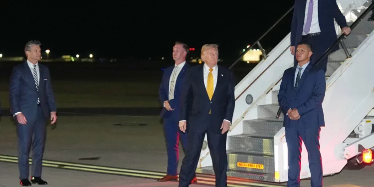 Mientras el secretario de Defensa, Pete Hegseth, observa a la izquierda, el presidente estadounidense Donald Trump baja del Air Force One para hacer transbordo en la base aérea RAF Mildenhall, en Suffolk, al este de Inglaterra, de regreso a Washington tras la cumbre de la OTAN en Ankara, Turquía, el 8 de julio de 2026. (Foto AP/Alex Brandon)