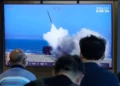 Una pantalla de televisión muestra una imagen de archivo del lanzamiento de un misil norcoreano durante un programa de noticias en la estación de tren de Seúl, Corea del Sur, el 12 de agosto de 2026. (Foto AP/Ahn Young-joon)