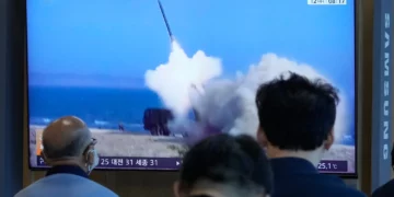 Una pantalla de televisión muestra una imagen de archivo del lanzamiento de un misil norcoreano durante un programa de noticias en la estación de tren de Seúl, Corea del Sur, el 12 de agosto de 2026. (Foto AP/Ahn Young-joon)