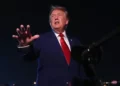 El presidente estadounidense Donald Trump habla con los periodistas tras su llegada a bordo del Air Force One el 11 de agosto de 2026 a la Base Conjunta Andrews, Maryland. (Foto AP/Mark Schiefelbein)