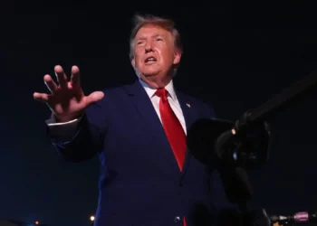 El presidente estadounidense Donald Trump habla con los periodistas tras su llegada a bordo del Air Force One el 11 de agosto de 2026 a la Base Conjunta Andrews, Maryland. (Foto AP/Mark Schiefelbein)