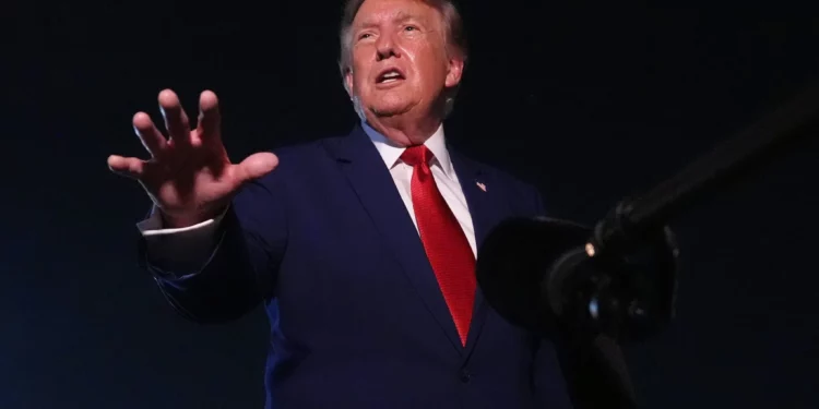 El presidente estadounidense Donald Trump habla con los periodistas tras su llegada a bordo del Air Force One el 11 de agosto de 2026 a la Base Conjunta Andrews, Maryland. (Foto AP/Mark Schiefelbein)