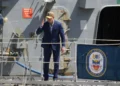 El secretario de Defensa de Estados Unidos, Pete Hegseth, saluda desde un buque de la Armada que participa en un ejercicio militar multinacional en Ciudad de Panamá, el 13 de agosto de 2026. (AP/Matias Delacroix)