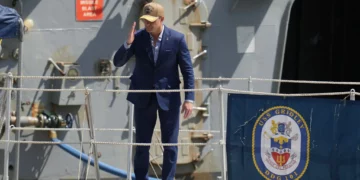 El secretario de Defensa de Estados Unidos, Pete Hegseth, saluda desde un buque de la Armada que participa en un ejercicio militar multinacional en Ciudad de Panamá, el 13 de agosto de 2026. (AP/Matias Delacroix)