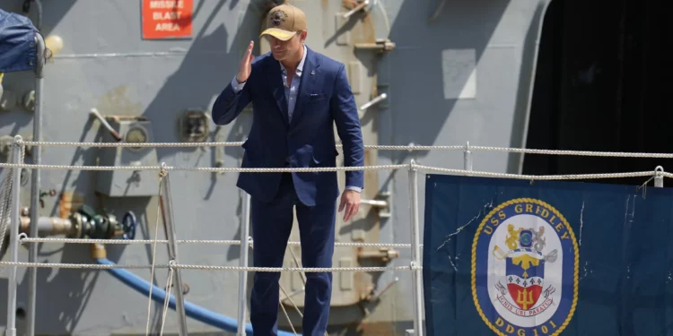 El secretario de Defensa de Estados Unidos, Pete Hegseth, saluda desde un buque de la Armada que participa en un ejercicio militar multinacional en Ciudad de Panamá, el 13 de agosto de 2026. (AP/Matias Delacroix)