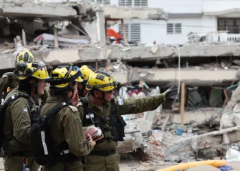 Miembros de un equipo israelí de búsqueda y rescate evalúan los daños del terremoto en Cali, Colombia, el 16 de agosto de 2026. (AP/Santiago Saldarriaga)
