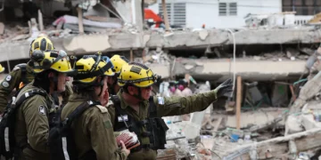 Miembros de un equipo israelí de búsqueda y rescate evalúan los daños del terremoto en Cali, Colombia, el 16 de agosto de 2026. (AP/Santiago Saldarriaga)