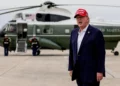 El presidente estadounidense Donald Trump grita a los periodistas tras desembarcar del Air Force One el 16 de agosto de 2026 en la Base Conjunta Andrews, Maryland. (AP/Julia Demaree Nikhinson)
