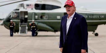 El presidente estadounidense Donald Trump grita a los periodistas tras desembarcar del Air Force One el 16 de agosto de 2026 en la Base Conjunta Andrews, Maryland. (AP/Julia Demaree Nikhinson)