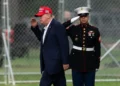 El presidente estadounidense Donald Trump devuelve el saludo mientras camina desde el helicóptero Marine One hasta su limusina a su llegada a la Elipse, justo afuera de la Casa Blanca, el 16 de agosto de 2026, en Washington. (AP/Jose Luis Magana)