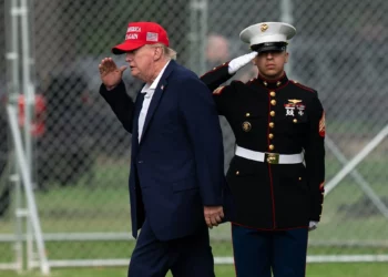 El presidente estadounidense Donald Trump devuelve el saludo mientras camina desde el helicóptero Marine One hasta su limusina a su llegada a la Elipse, justo afuera de la Casa Blanca, el 16 de agosto de 2026, en Washington. (AP/Jose Luis Magana)