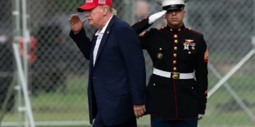 El presidente estadounidense Donald Trump devuelve el saludo mientras camina desde el helicóptero Marine One hasta su limusina a su llegada a la Elipse, justo afuera de la Casa Blanca, el 16 de agosto de 2026, en Washington. (AP/Jose Luis Magana)
