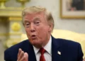 El presidente estadounidense Donald Trump habla durante su encuentro con el socorrista Ryder Williams en el Despacho Oval de la Casa Blanca, el 17 de agosto de 2026, en Washington. (Foto AP/ Manuel Balce Ceneta)