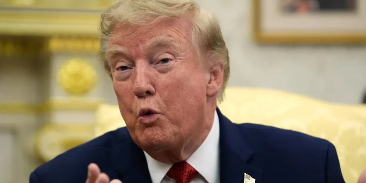 El presidente estadounidense Donald Trump habla durante su encuentro con el socorrista Ryder Williams en el Despacho Oval de la Casa Blanca, el 17 de agosto de 2026, en Washington. (Foto AP/ Manuel Balce Ceneta)