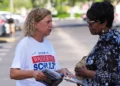 La representante estadounidense Debbie Wasserman Schultz, a la izquierda, saluda a los votantes durante su campaña para el distrito congresional número 20 de Florida en las elecciones primarias de Florida, el 18 de agosto de 2026, en Tamarac, Florida. (Foto AP/Lynne Sladky)