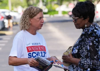 La representante estadounidense Debbie Wasserman Schultz, a la izquierda, saluda a los votantes durante su campaña para el distrito congresional número 20 de Florida en las elecciones primarias de Florida, el 18 de agosto de 2026, en Tamarac, Florida. (Foto AP/Lynne Sladky)