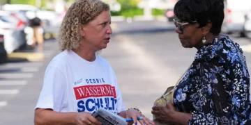 La representante estadounidense Debbie Wasserman Schultz, a la izquierda, saluda a los votantes durante su campaña para el distrito congresional número 20 de Florida en las elecciones primarias de Florida, el 18 de agosto de 2026, en Tamarac, Florida. (Foto AP/Lynne Sladky)