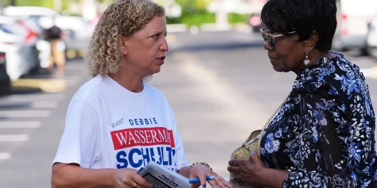 La representante estadounidense Debbie Wasserman Schultz, a la izquierda, saluda a los votantes durante su campaña para el distrito congresional número 20 de Florida en las elecciones primarias de Florida, el 18 de agosto de 2026, en Tamarac, Florida. (Foto AP/Lynne Sladky)