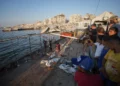 Palestinos inspeccionan los daños tras un ataque aéreo israelí contra una cafetería en el puerto de Gaza, en la ciudad de Gaza, el 18 de agosto de 2026. (Foto AP/Jehad Alshrafi)