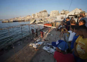 Palestinos inspeccionan los daños tras un ataque aéreo israelí contra una cafetería en el puerto de Gaza, en la ciudad de Gaza, el 18 de agosto de 2026. (Foto AP/Jehad Alshrafi)