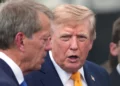 El presidente Donald Trump conversa con el gobernador de Nebraska, Jim Pillen, tras un acto de regreso a clases en el Jardín de las Rosas de la Casa Blanca, el 24 de agosto de 2026, en Washington. (Foto AP/Alex Brandon)