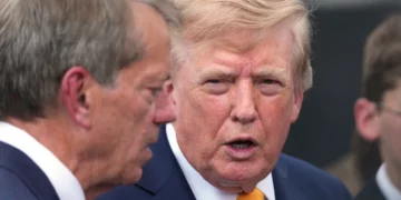 El presidente Donald Trump conversa con el gobernador de Nebraska, Jim Pillen, tras un acto de regreso a clases en el Jardín de las Rosas de la Casa Blanca, el 24 de agosto de 2026, en Washington. (Foto AP/Alex Brandon)