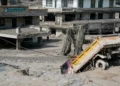Se observan casas y vehículos dañados tras las inundaciones repentinas a lo largo del río Trishuli en el distrito de Nuwakot, Nepal, el 26 de agosto de 2026. (AP/Niranjan Shrestha)