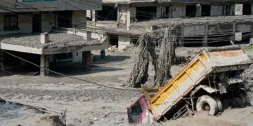 Se observan casas y vehículos dañados tras las inundaciones repentinas a lo largo del río Trishuli en el distrito de Nuwakot, Nepal, el 26 de agosto de 2026. (AP/Niranjan Shrestha)