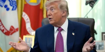 El presidente estadounidense Donald Trump habla en el Despacho Oval de la Casa Blanca, el 27 de agosto de 2026, en Washington. (AP/Manuel Balce Ceneta)