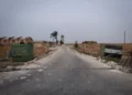 Un puesto de control del ejército sirio yace abandonado cerca del aeropuerto militar de Abu al-Duhur, al este de Idlib, después de que los combatientes de la oposición siria tomaran el control de la zona el 7 de diciembre de 2024. (AP/Omar Albam)
