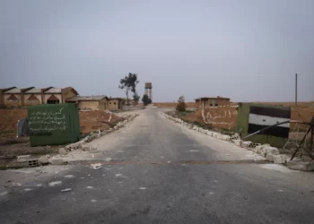 Un puesto de control del ejército sirio yace abandonado cerca del aeropuerto militar de Abu al-Duhur, al este de Idlib, después de que los combatientes de la oposición siria tomaran el control de la zona el 7 de diciembre de 2024. (AP/Omar Albam)